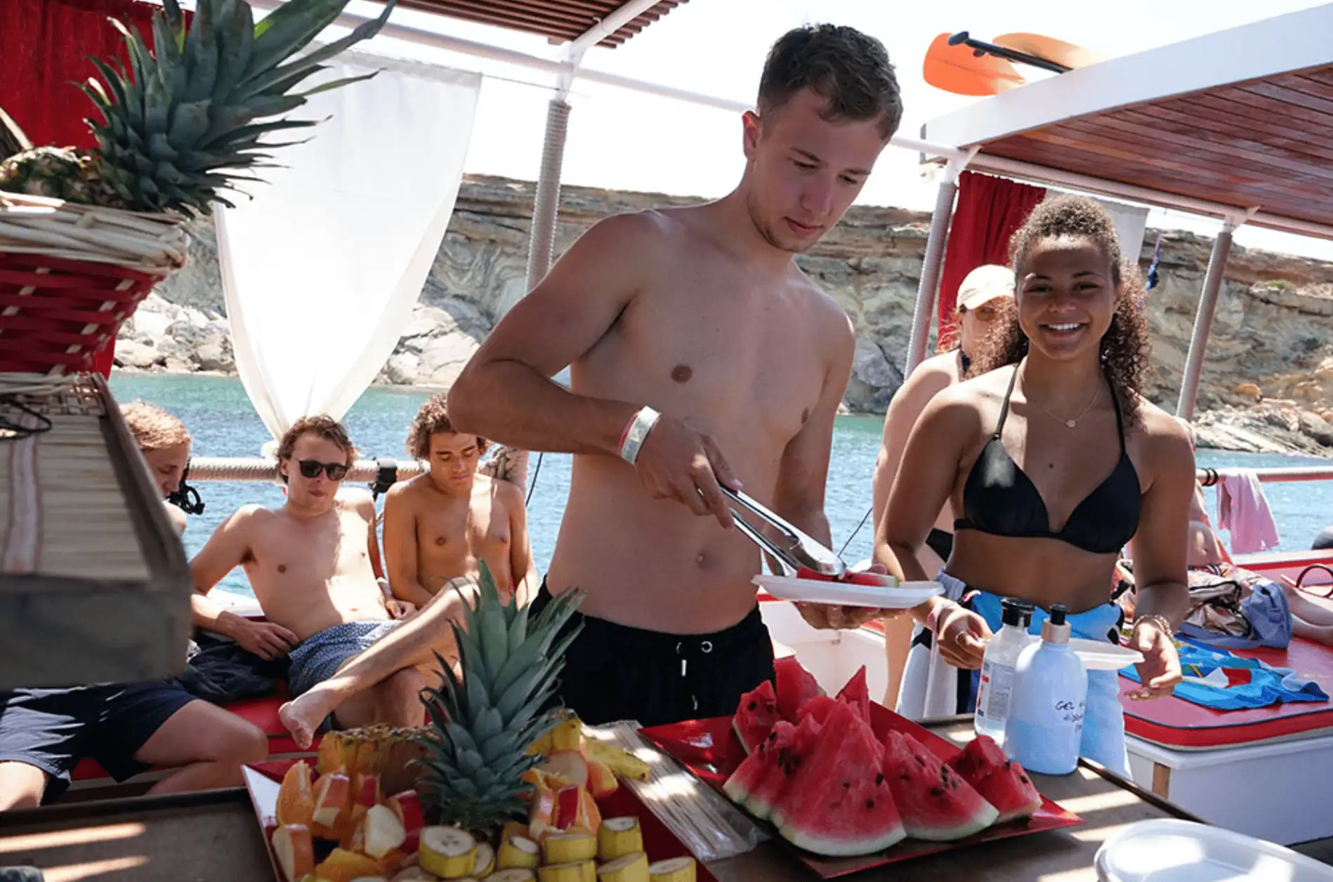 Gast pakt vers fruit aan de bar op de boot