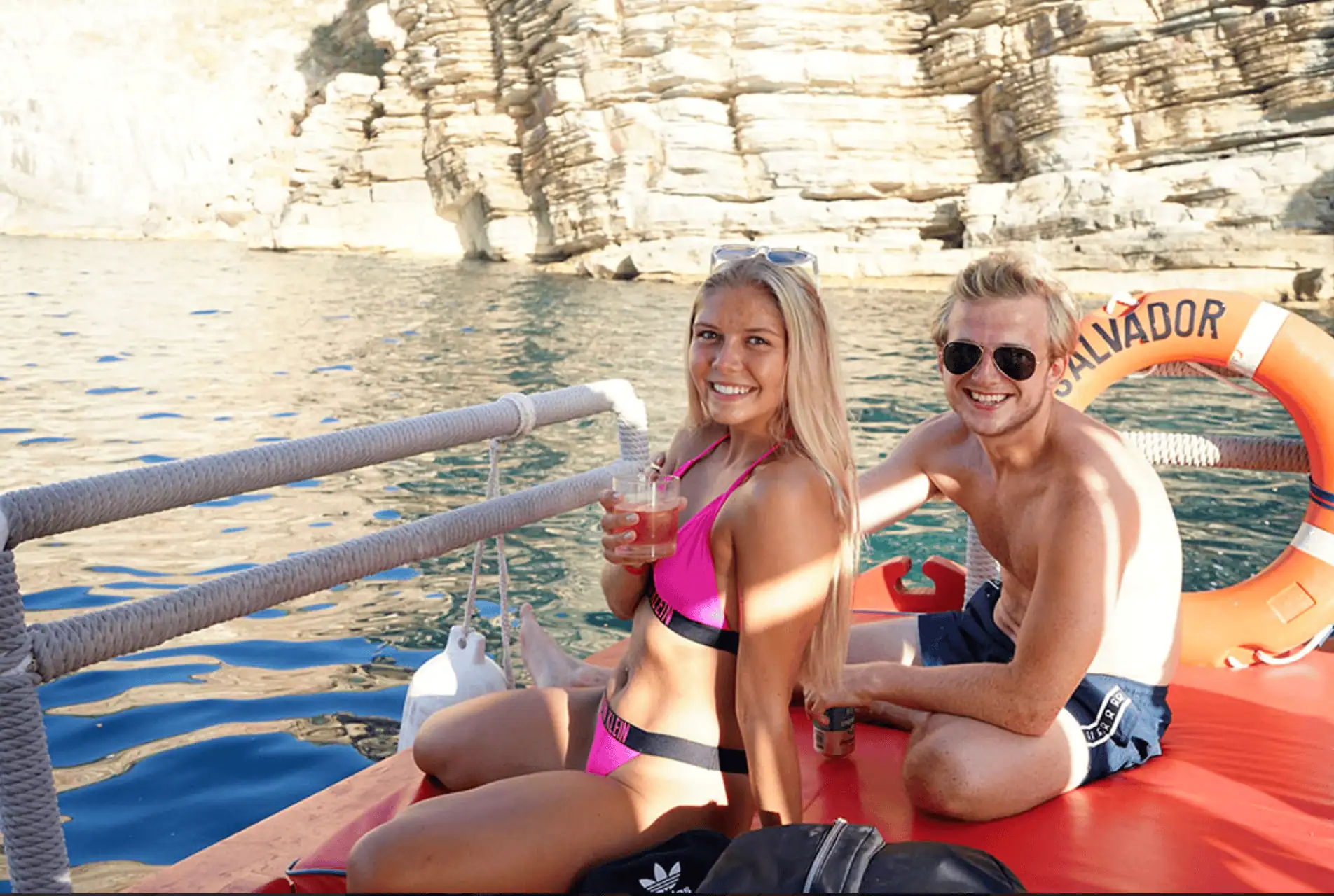 Twee vriendinnen zonnebaden op de voorplecht