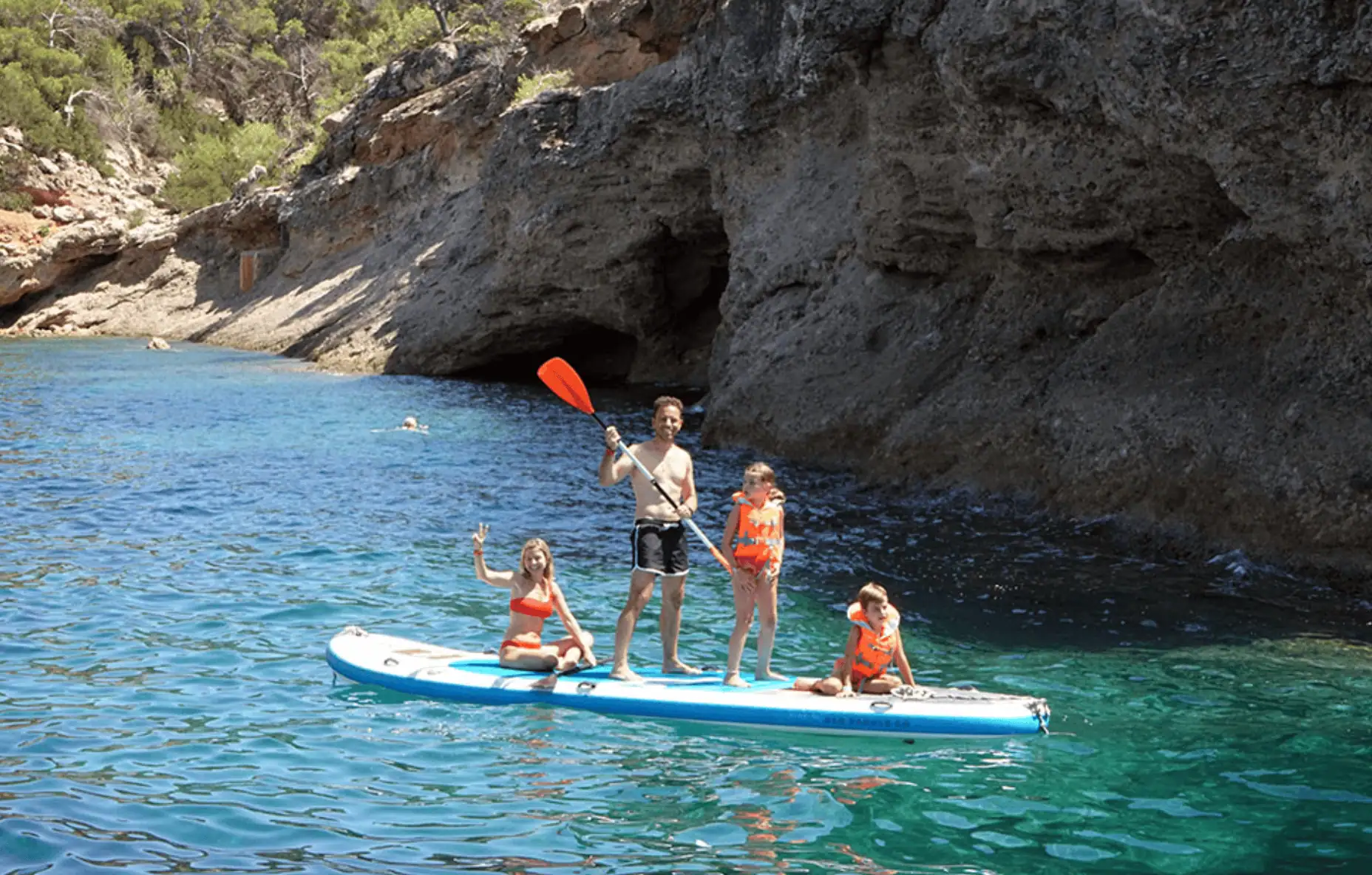 Gezin samen op een paddleboard