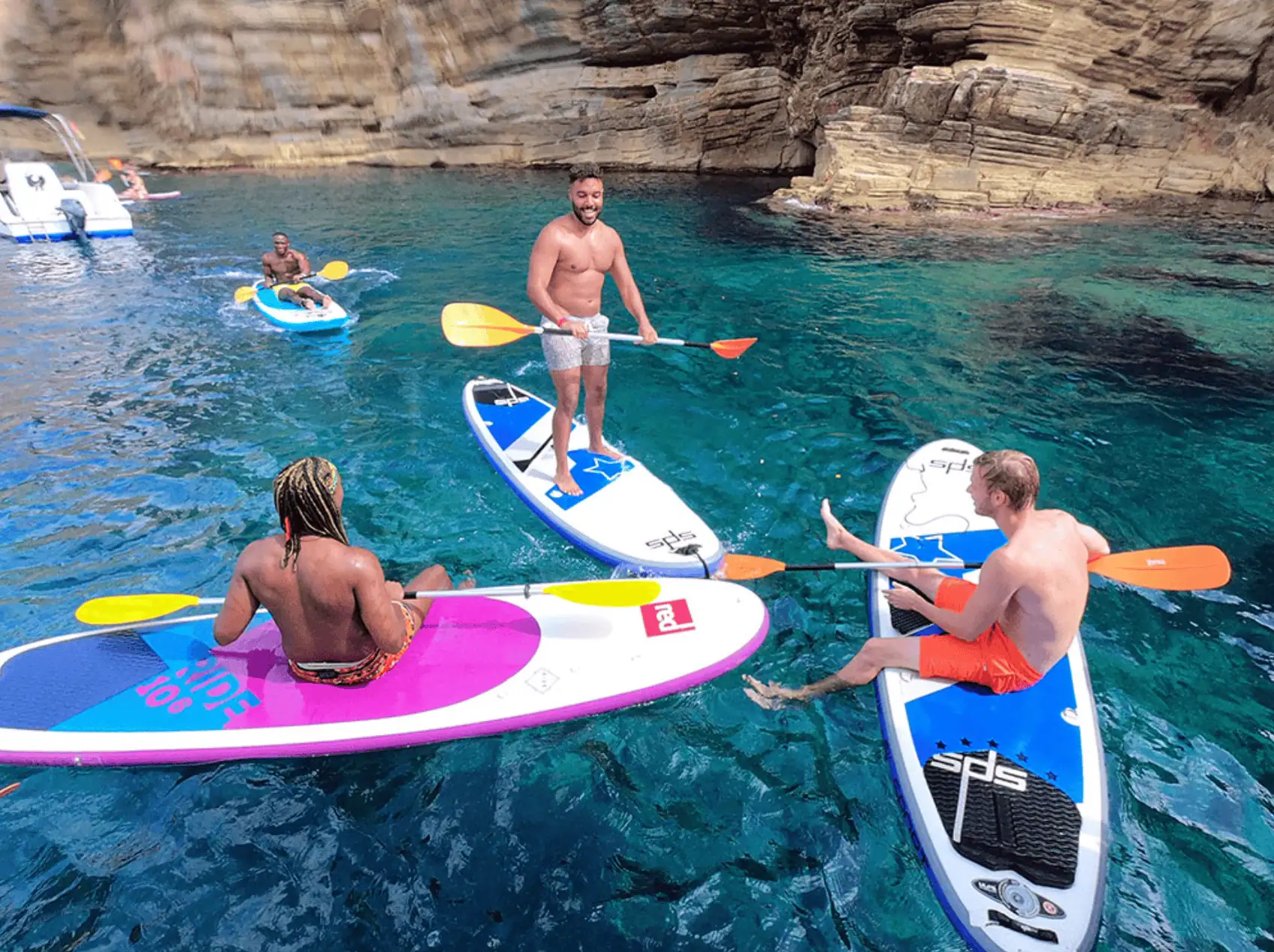 Groep paddleboardt langs de kust van Ibiza