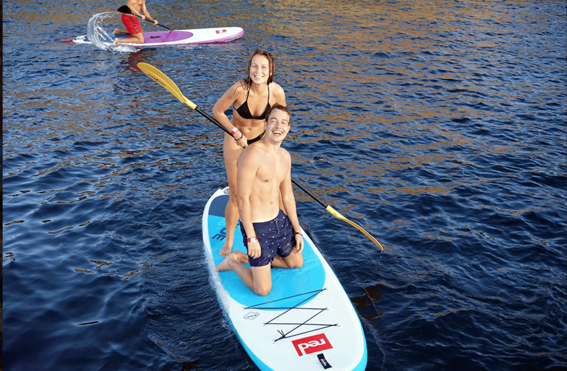 Stel op paddleboard naast Salvador Ibiza
