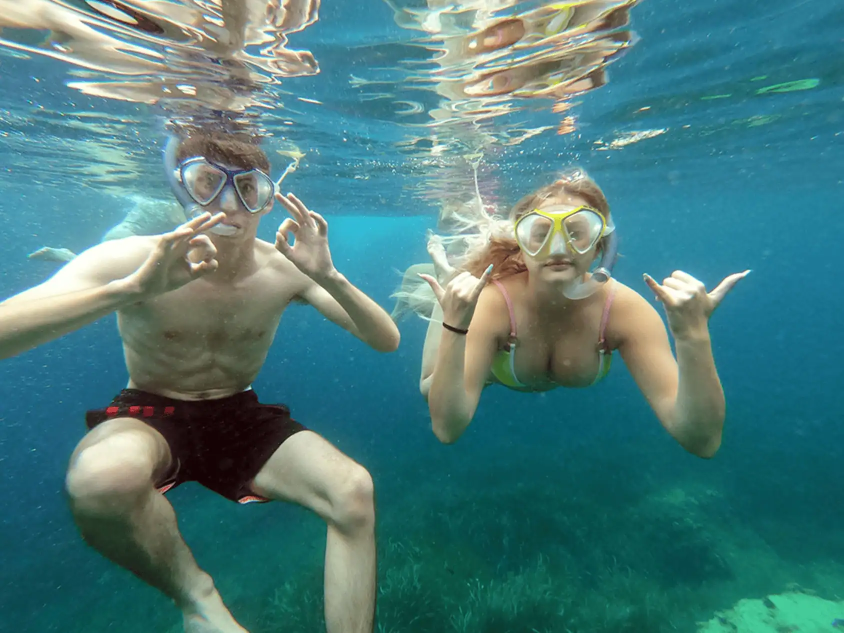 Stel snorkelt en ontdekt de zeebodem