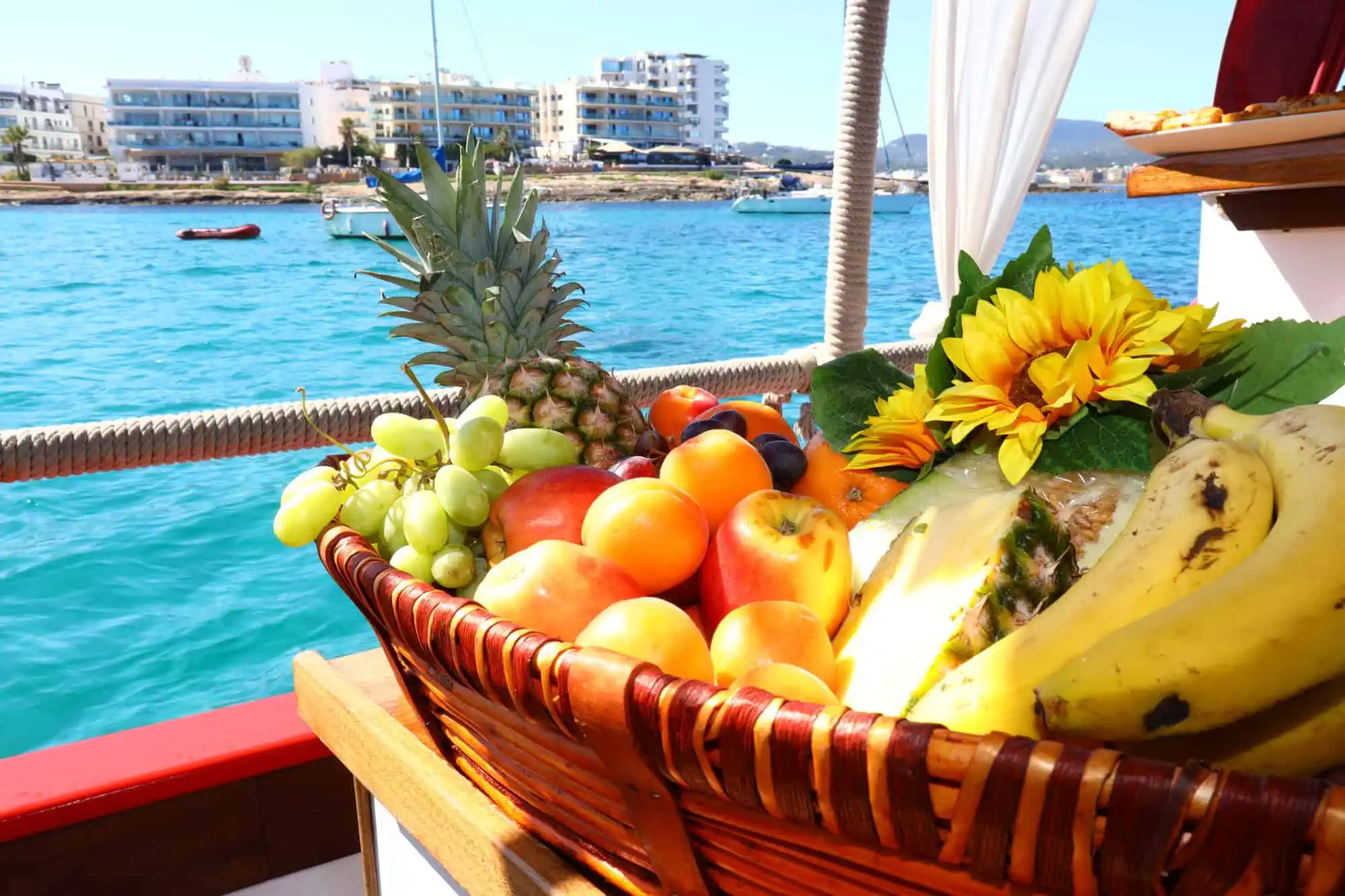 Vers fruitschotel aan de bootbar