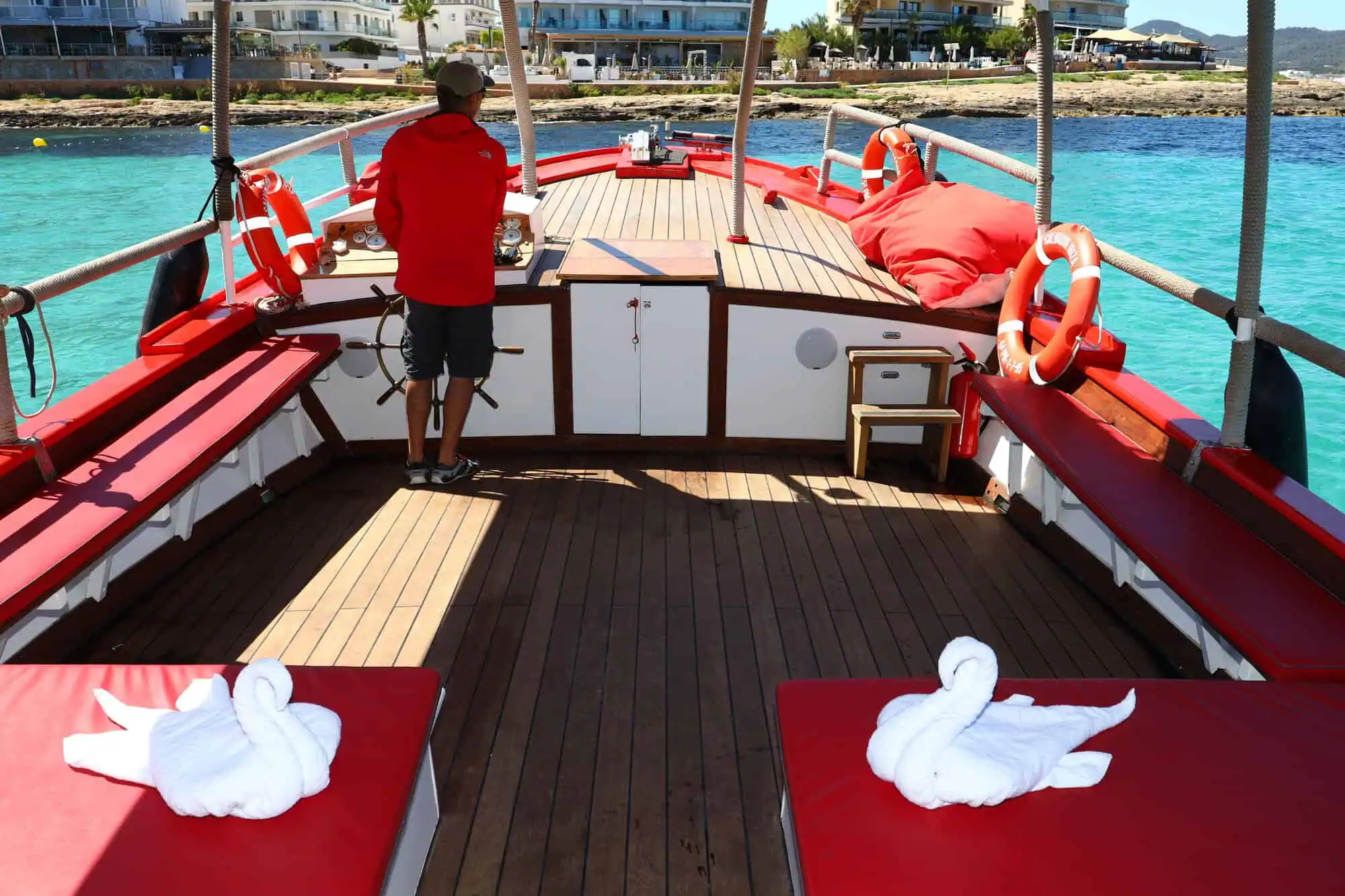 Overdekt dek van de boot