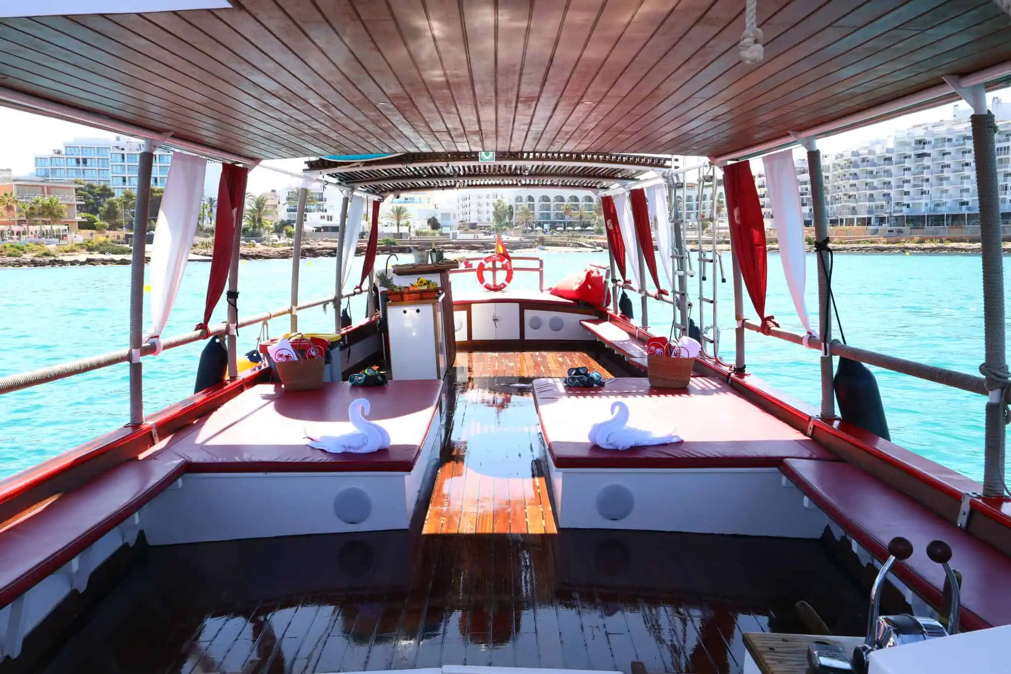 Interieur van boot Salvador Ibiza