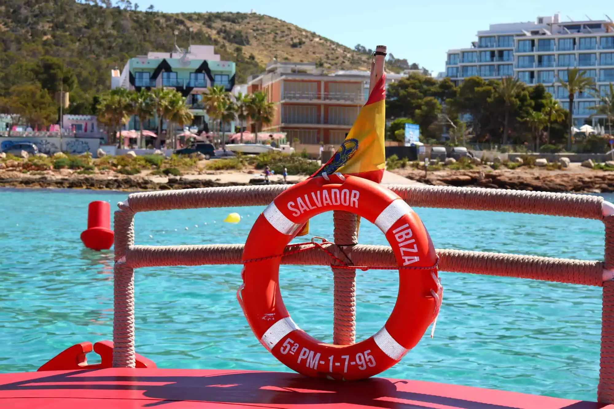 Achterplecht van Salvador Ibiza met reddingsboei