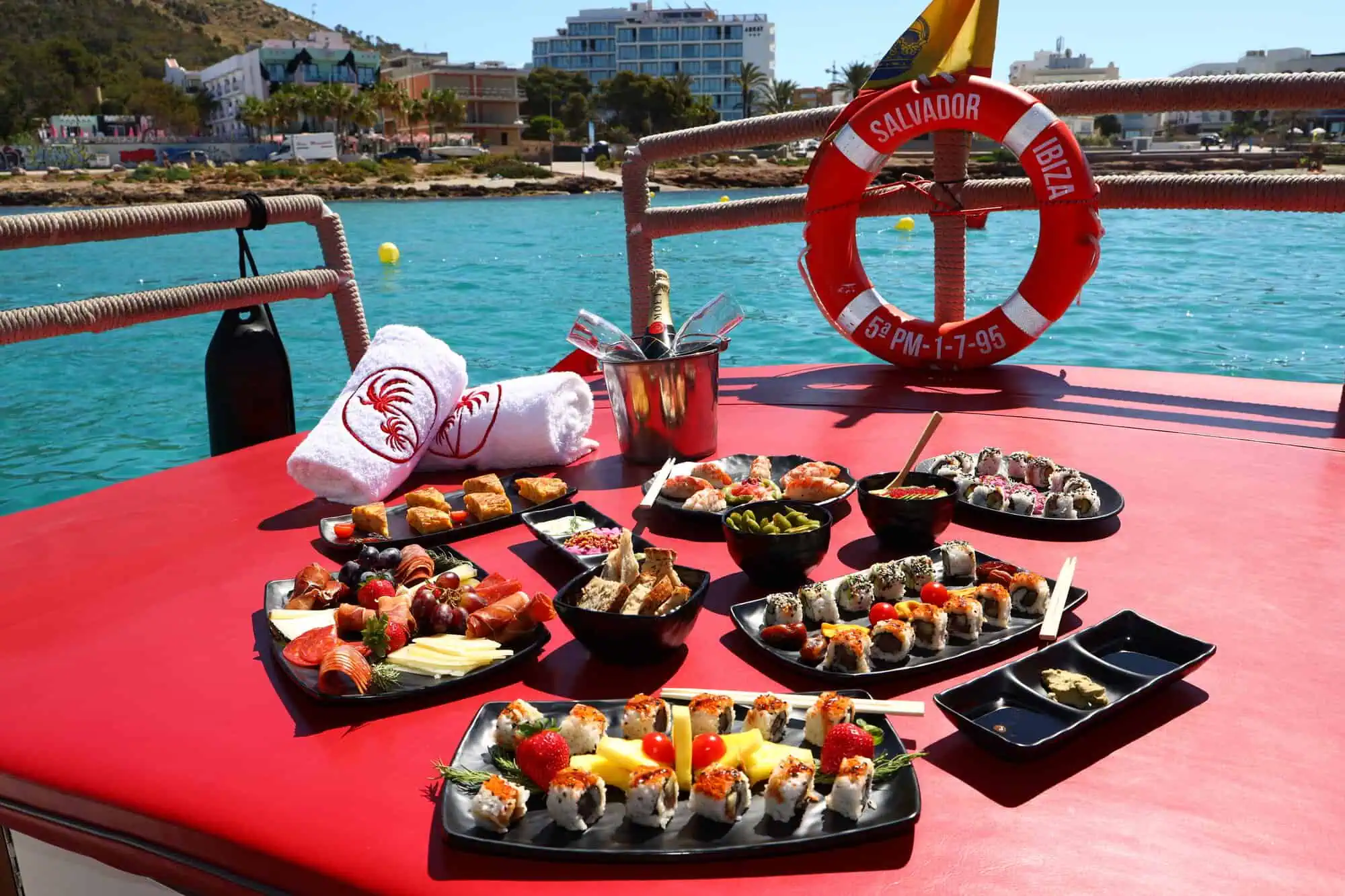 Sushi en cava op de achterplecht