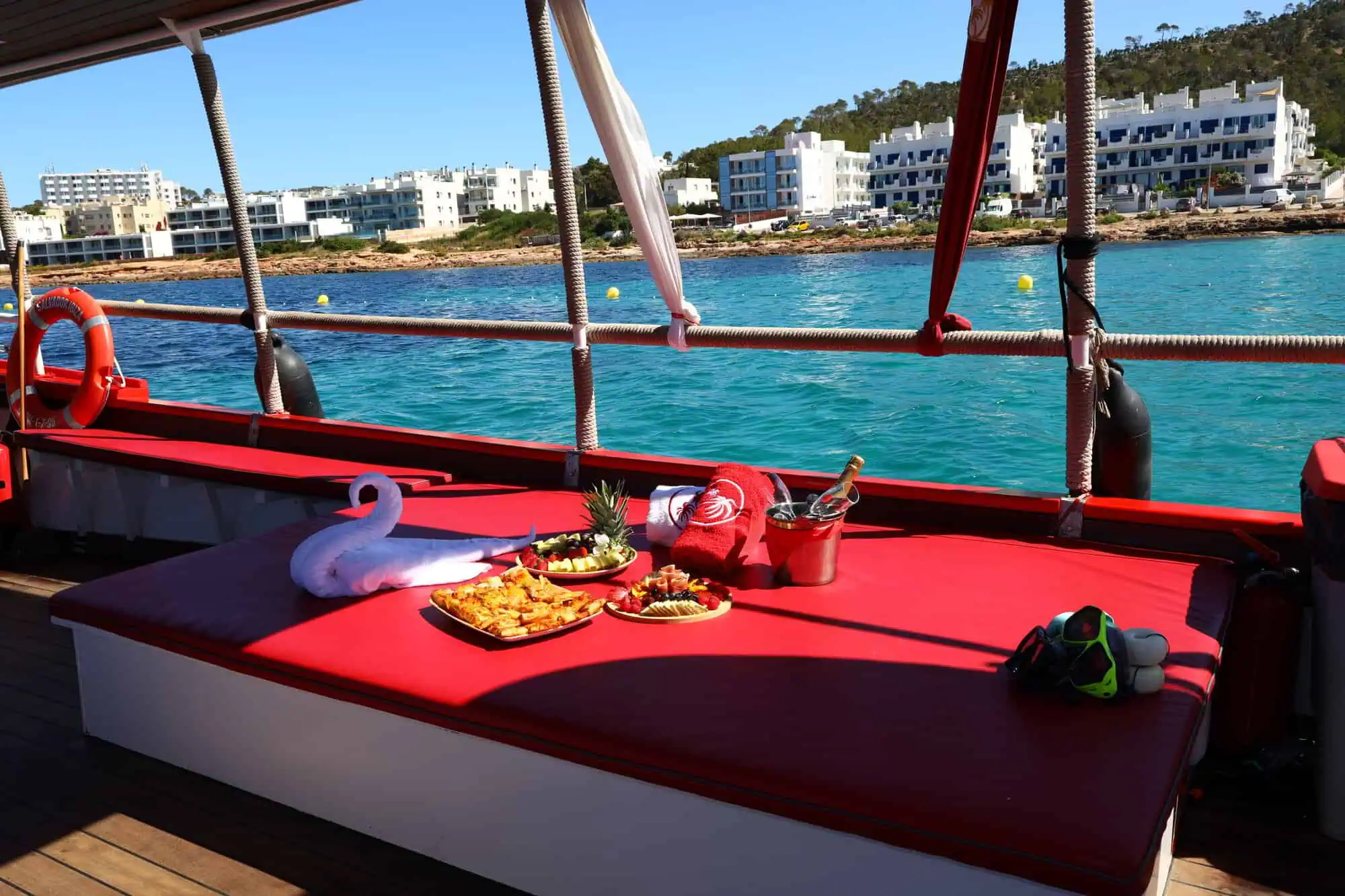 Tapas en fruitschotel op de boot