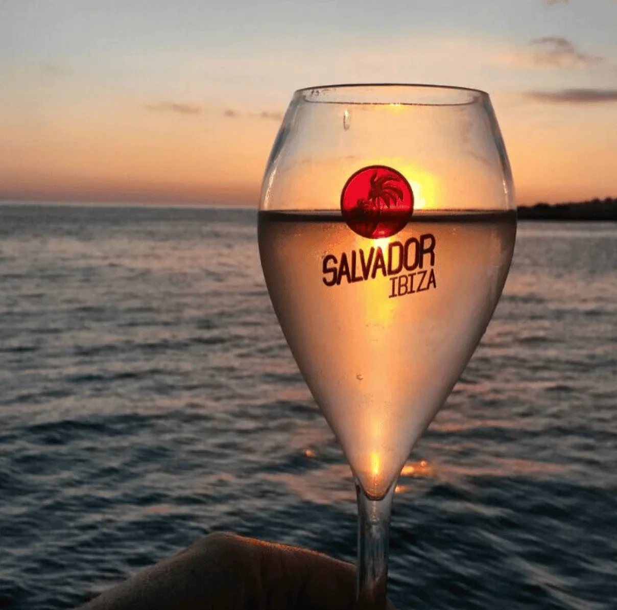 Glas cava voor een grot tijdens zonsondergang