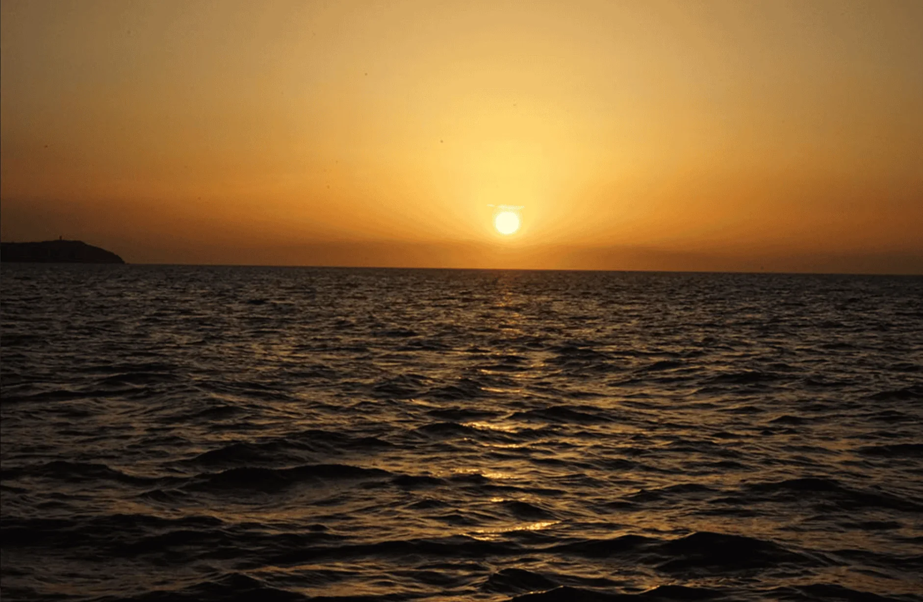 Spectaculaire zonsondergang boven zee bij Ibiza