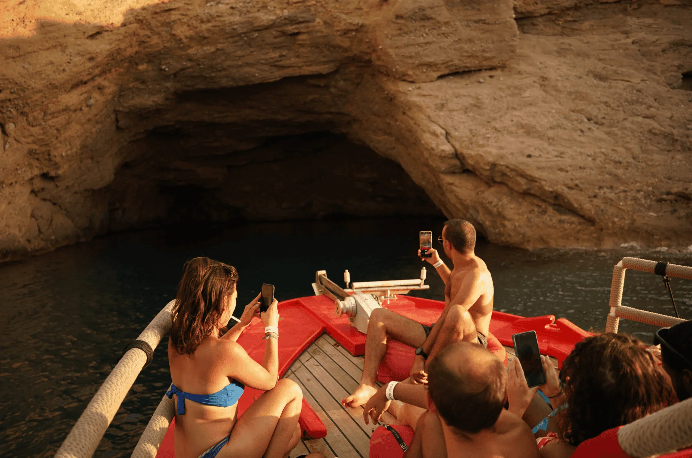 Voorplecht van Salvador Ibiza nabij een zee-grot