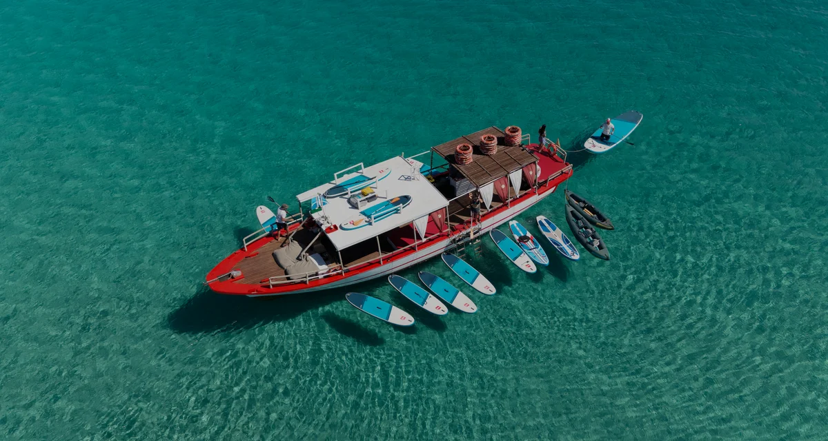 Luchtfoto van de lounge op de voorplecht van Salvador Ibiza in Cala Comte