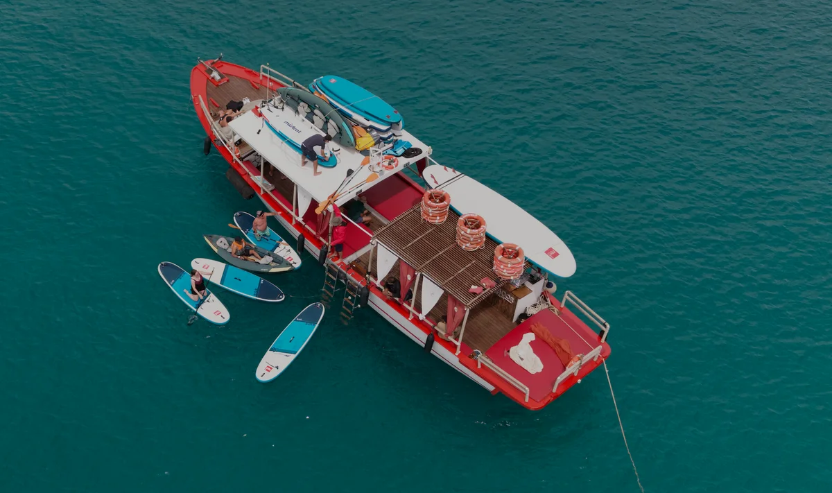 Dagtrip Salvador Ibiza met gasten op paddleboard in Cala Comte