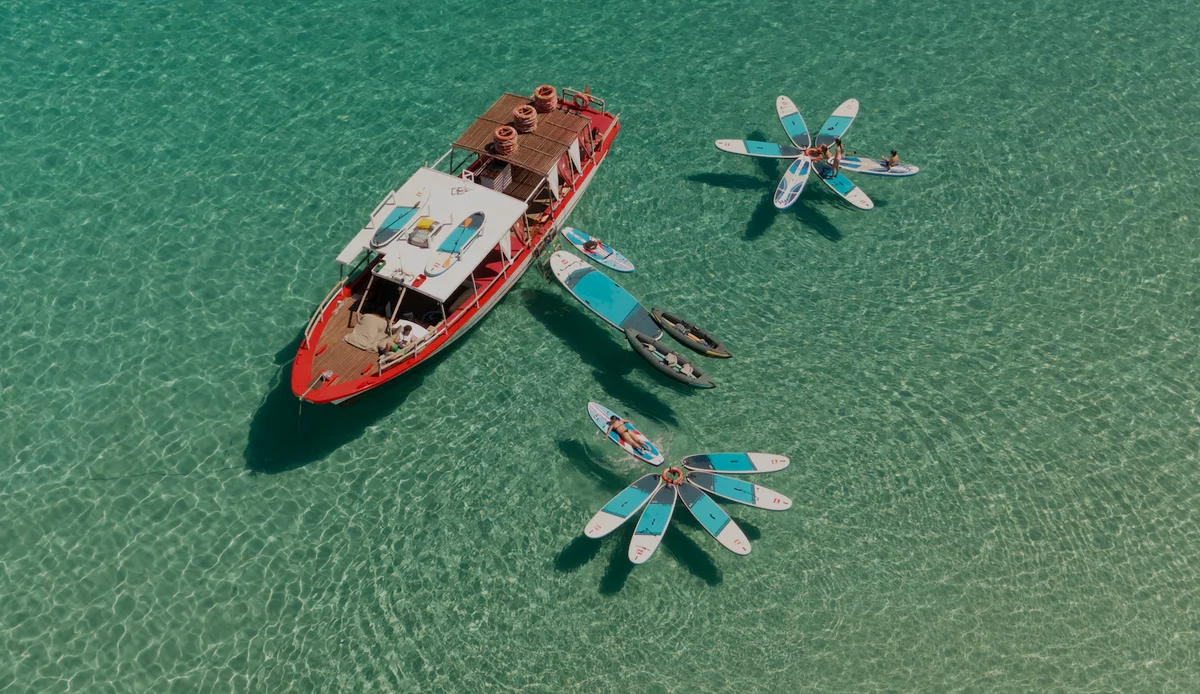 Dronebeeld van paddleboards rond Salvador Ibiza in Cala Comte