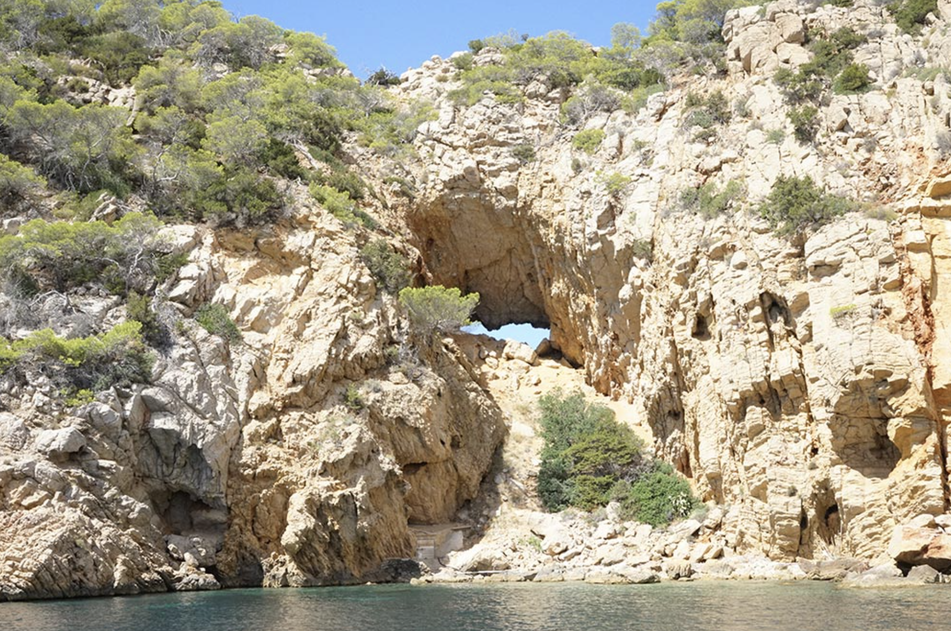 Salvador Ibiza bij kliffen — route noord Ibiza